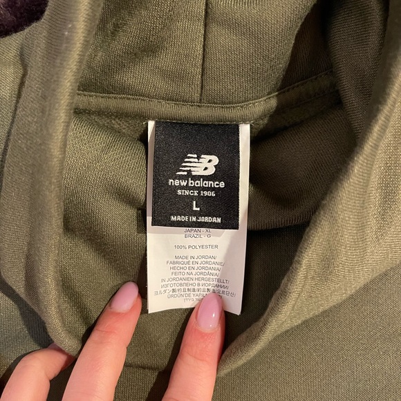 Army green New balance crop sweatshirt. - Picture 3 of 3